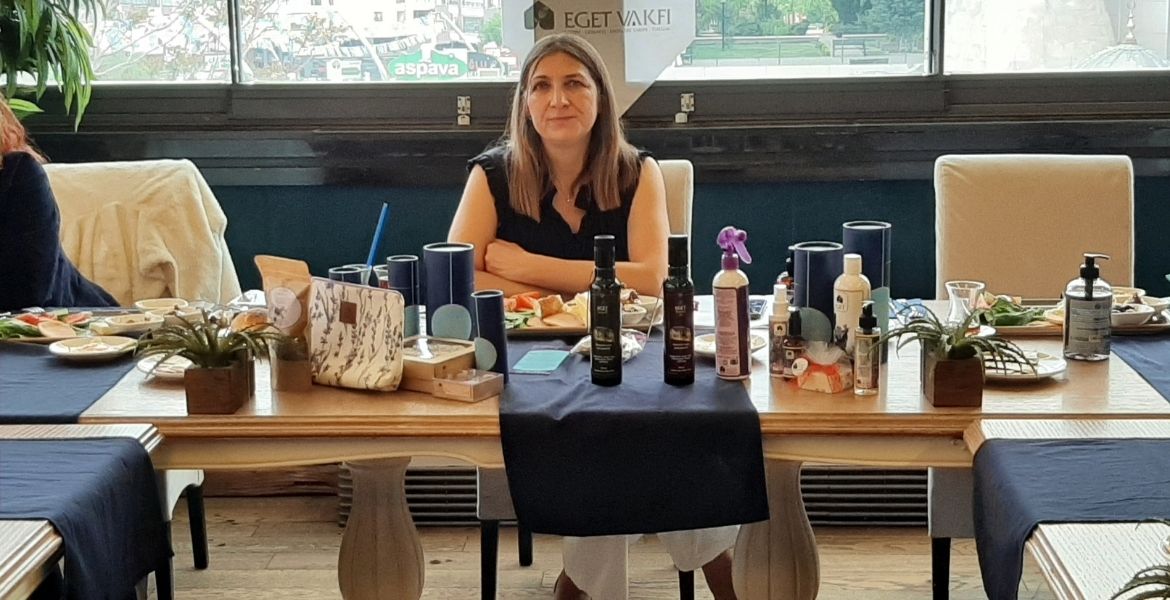 EGET VAKFI DAR GELİRLİ ÖĞRENCİNİN ELİNDEN TUTUYOR