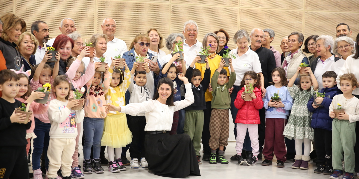 Digital Crowds, Solitary Souls